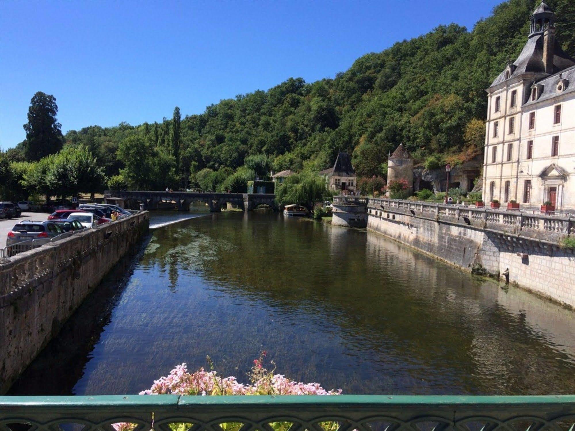Hotel De France Et De Russie Thiviers Exteriör bild